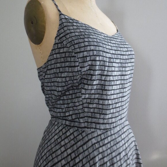 Old Navy Black & White Dress - Picture 4 of 10